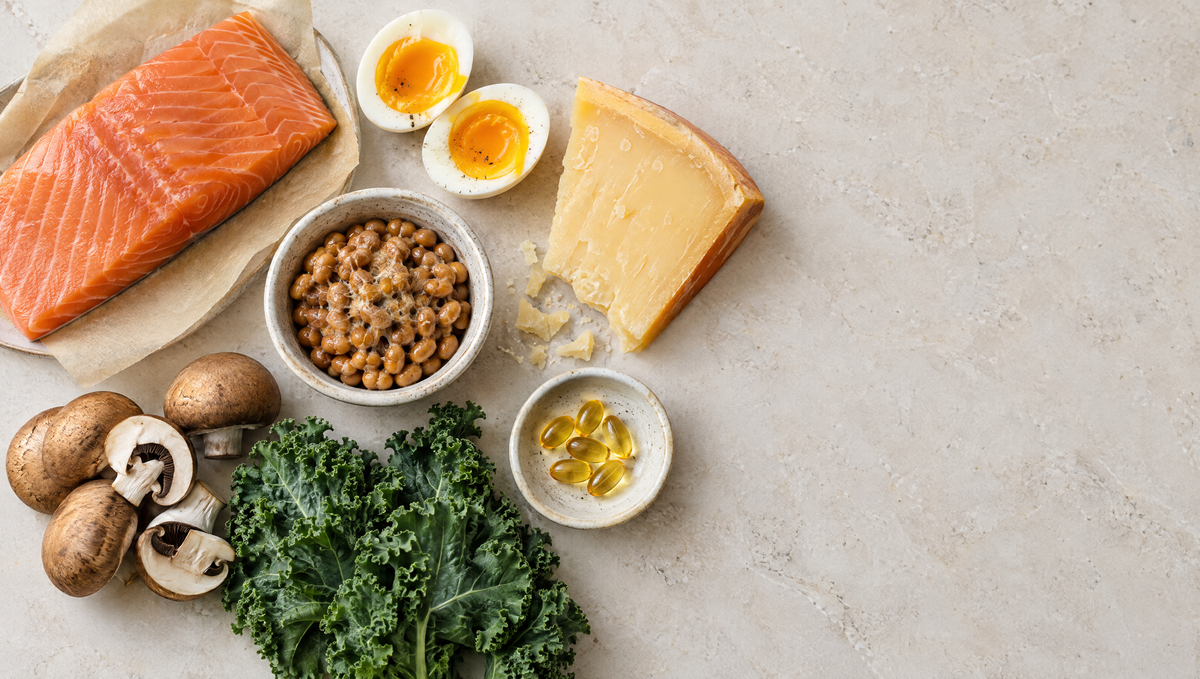 Alimentos fuente de vitamina D3 y K2: salmón, huevo, queso gouda, natto y champiñones